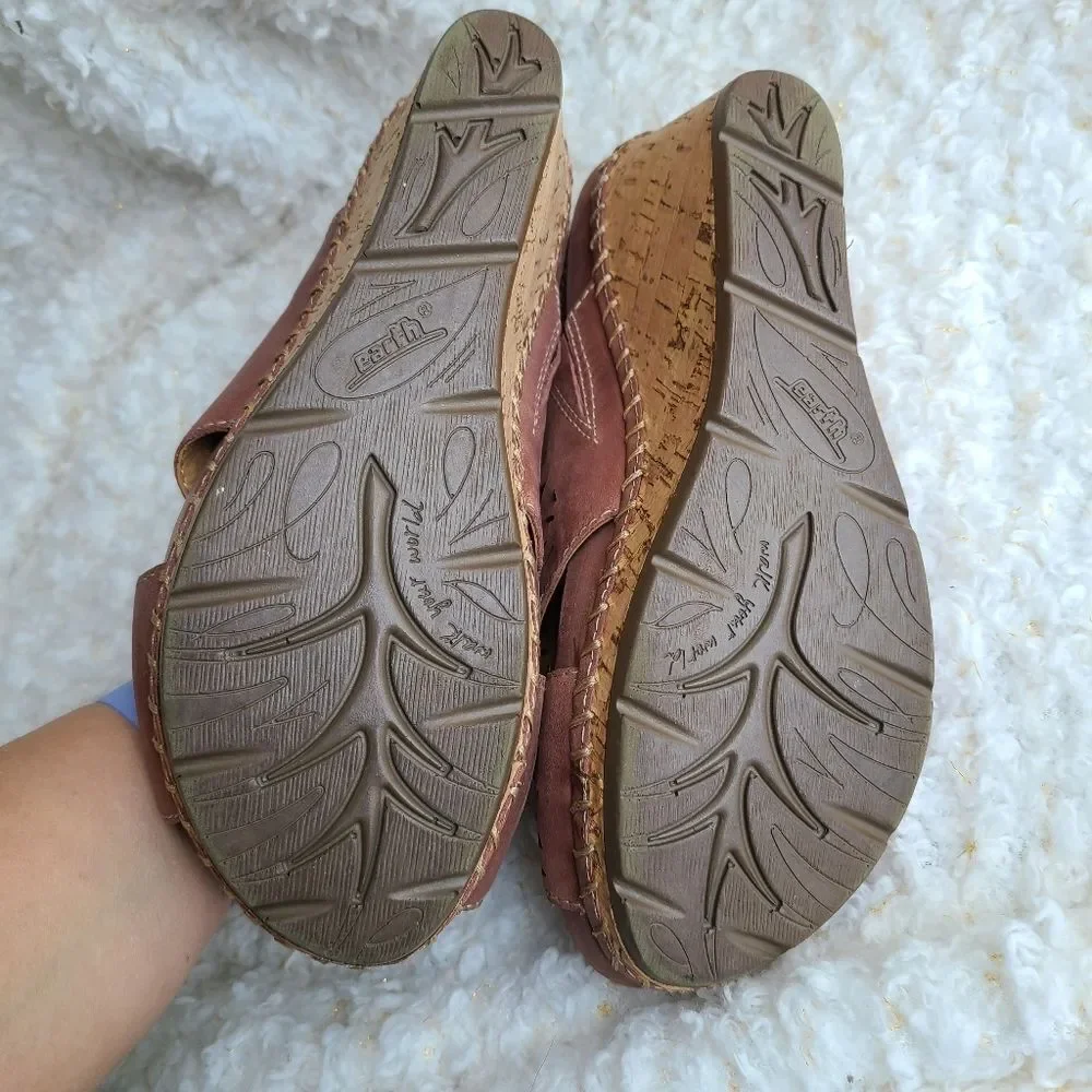 EARTH Aries Brown Perforated‎ Leather Wedge sz 7.5